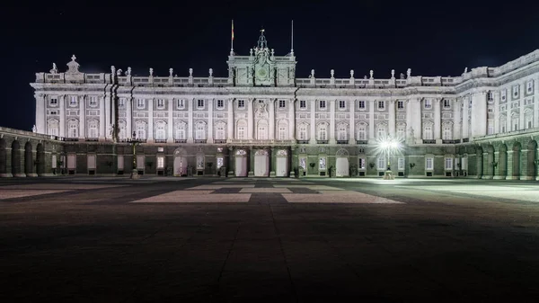 Vista nocturna del Palacio Real en Madrid, España, residencia oficial de la familia real española — Foto de Stock