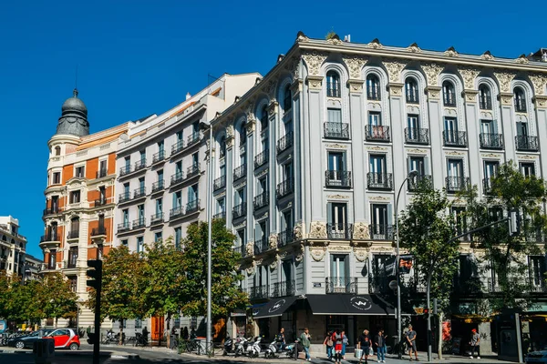 Geschäftige straßenszene im alonso martinez viertel von madrid, spanien — Stockfoto