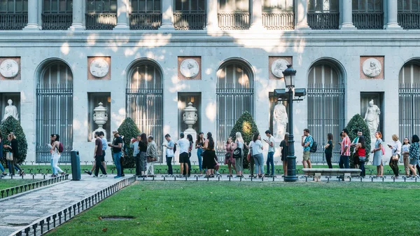 Wisatawan mengantri di pintu masuk Museum Prado di Madrid, Spanyol — Stok Foto