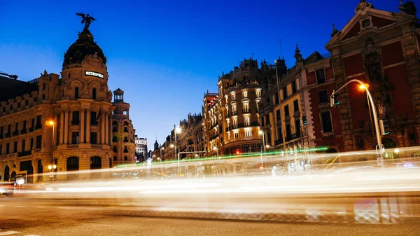 Madrid, Espanha estrias de luz de exposição longa de veículos em movimento em Calle de Alcala e Gran Via — Fotografia de Stock