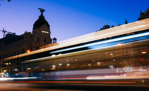 Madrid, Spanyolország A Calle de Alcala és a Gran Via mozgó járműveiből származó hosszú expozíciós fénycsíkok — Stock Fotó