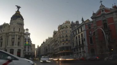 Calle de Alcala ve Central Madrid 'deki Gran Via' da araçların ve yayaların alacakaranlık zamanı