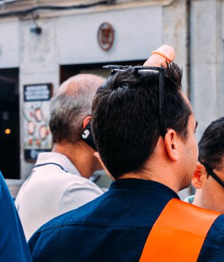 Kafasında plastik bir penisle bekarlığa veda partisindeki bir adam.