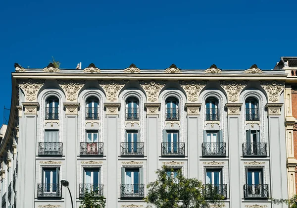 Bâtiment antique façades de couleur classique au centre-ville de Madrid. Espagne — Photo