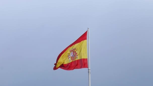 Spaniens Nationalflagge auf einer Stange Zeitlupe windiger Tag blauer Himmel — Stockvideo