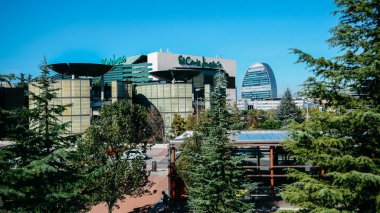 El Corte Ingles 'ın cephesi Sanchinarro, Madrid, İspanya' da durdu.