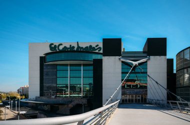 El Corte Ingles 'ın cephesi Sanchinarro, Madrid, İspanya' da durdu.
