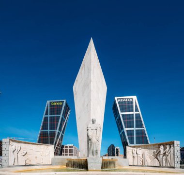 Madrid, İspanya 'daki Plaza de Castilla' dan Puerta De Europa kuleleri