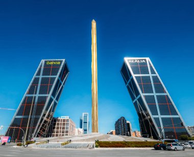 İspanya 'nın Madrid şehrindeki Plaza de Castilla' da, Puerta de Europa 'da, modern ofis bloklarına dayanan ikizler.