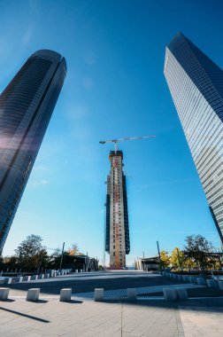Cuatro Torres İş Alanında inşa halindeki kulelerden biri, Madrid, İspanya