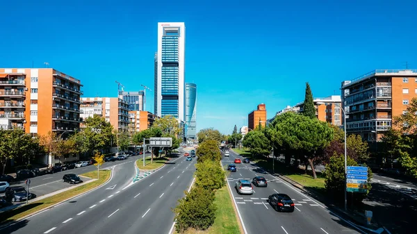 สี่หอคอยหรือเขตการเงิน Cuatro Torres ในมาดริด, สเปน — ภาพถ่ายสต็อก