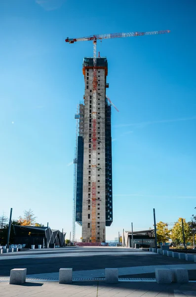 Jedna z věží ve výstavbě v obchodní oblasti Cuatro Torres, Madrid, Španělsko — Stock fotografie