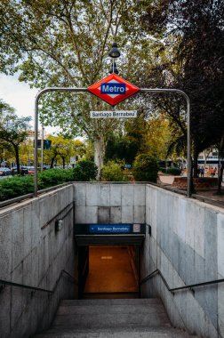 Santiago Bernabeu metro istasyonuna yeraltı girişi ünlü futbol stadyumuna hizmet veriyor.