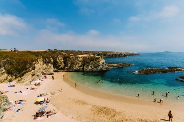 Porto Covo, Portekiz - 18 Temmuz 2020: Praia dos Buizinhos plajı, Porto Covo, Alentejo, Portekiz küçük kum bölgesi ve etrafındaki kayalıklarla ünlüdür.