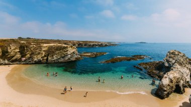 Porto Covo, Portekiz - 18 Temmuz 2020: Praia dos Buizinhos plajı, Porto Covo, Alentejo, Portekiz küçük kum bölgesi ve etrafındaki kayalıklarla ünlüdür.