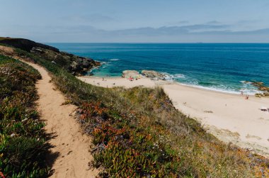 Porto Covo, Alentejo, Portekiz 'deki Pessegueiro adasına bakan plaj