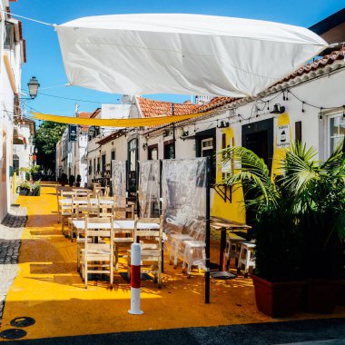 Portekiz, Cascais 'deki Boş Rua Amarela restoranı.