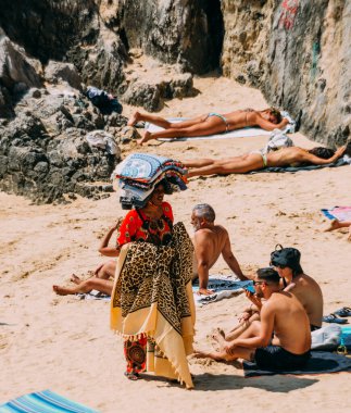 Afrikalı kadın Cascais, Portekiz 'de geleneksel kostüm giysileri satıyor.