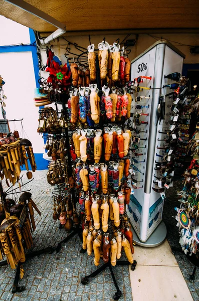 Souvenirs en una tienda en Porto Covo, Alentejo, Portugal — Foto de Stock