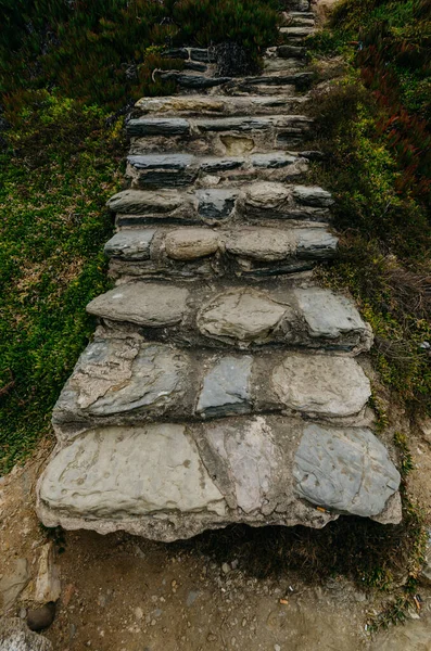 Escaleras rocosas a alguna parte. Capturado en Porto Covo, Portugal — Foto de Stock