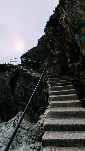 Escaleras rocosas a alguna parte. Capturado en Porto Covo, Portugal — Foto de Stock