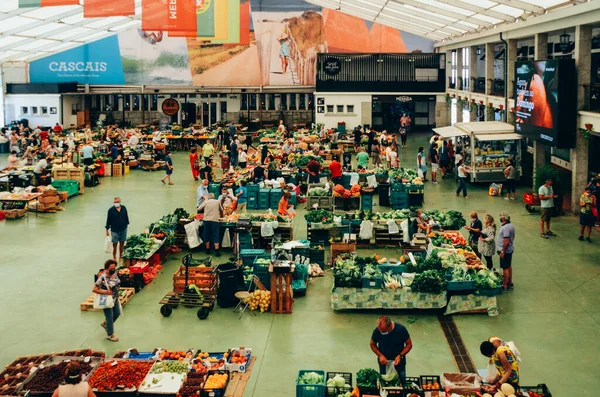 Cascais élelmiszerpiac az a hely, hogy menjen, ha azt szeretnénk, friss helyi termékek és halak. A legforgalmasabb napok szerdán és szombaton vannak. — Stock Fotó