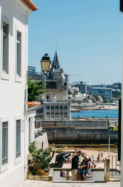 Turistler, Portekiz 'in Lizbon bölgesindeki Cascais' in merkezinde yer alan Ribeira Sahili veya Balıkçı Sahili 'nin keyfini çıkarıyorlar.. — Stok fotoğraf