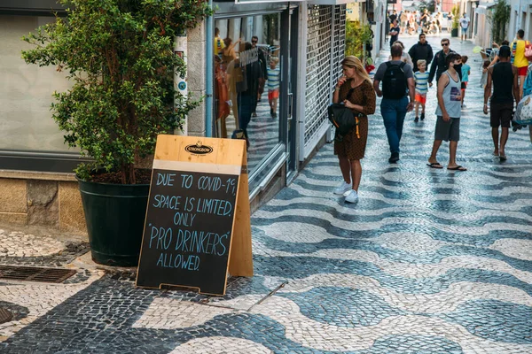 Segno umoristico per strada sul bere durante l'epidemia di Covid-19 — Foto Stock