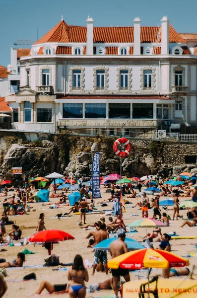 Πολυσύχναστη αμμώδης παραλία στην Cascais κοντά στη Λισαβόνα, Πορτογαλία κατά τη διάρκεια του καλοκαιριού. Αυτή η παραλία είναι γνωστή ως Praia da Conceicao — Φωτογραφία Αρχείου