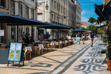Lizbon, Portekiz. 9 Ağustos 2020: Coronavirus Covid-19 salgını sırasında Portekiz 'in Baixa şehrinde neredeyse terk edilmiş Augusta Caddesi' nde birçok turist evde kalmaya karar verdi.