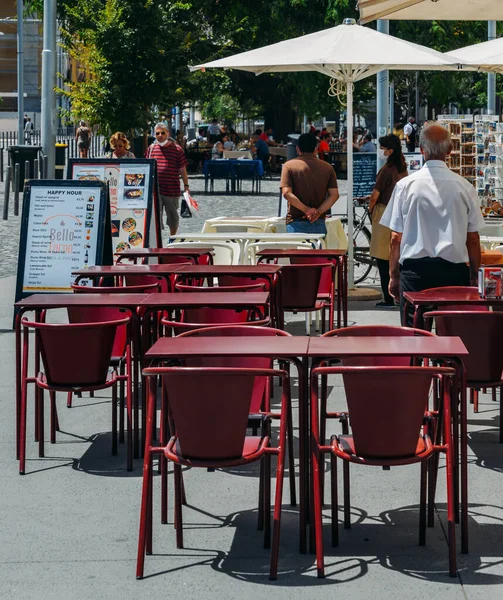 Lisboa Portugal Agosto 2020 Garçons Frente Terraços Vazios Esperando Por — Fotografia de Stock