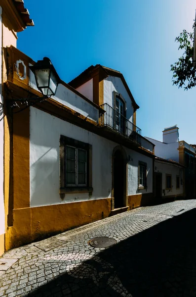 Portekiz Santarem Bölgesi Ndeki Constancia Kireçtaşı Kaplı Sarı Beyaz Evler — Stok fotoğraf