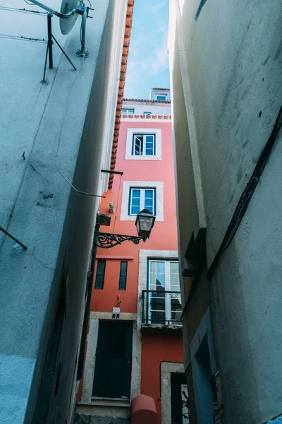 Vertical View Narrow Old Alleyways Alfama Neighborhood Lisbon Portugal Pink — Stock Photo, Image