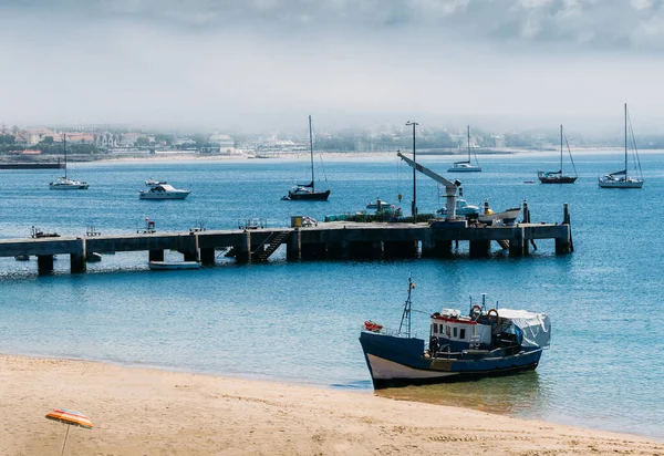 포르투갈 카사스 리베이라 해변에서 목선이 정박하였다 안개낀 배경에서 에스투릴을 수없다 — 스톡 사진