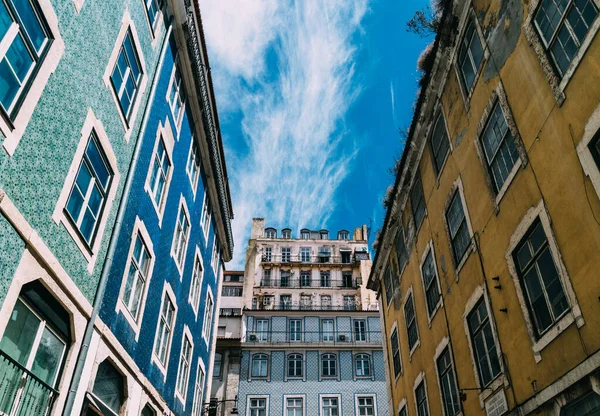 Fenêtres Lisbonne Avec Des Carreaux Portugais Typiques Sur Mur — Photo