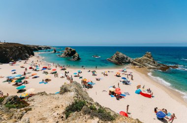 Alentejo, Portekiz - 19 Temmuz 2020: Praia Samoqueira, Porto Covo - Portekiz