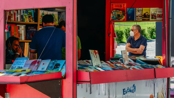 La gente asiste a la Feria del Libro de Lisboa celebrada anualmente en el Parque Eduardo VII, Lisboa, Portugal — Foto de Stock