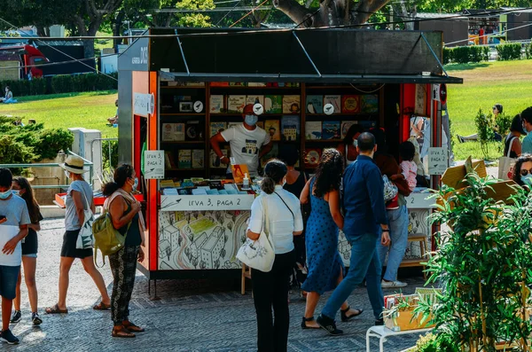 Ежегодно люди посещают Лиссабонскую книжную ярмарку в парке Эдуардо VII, Лиссабон, Португалия — стоковое фото