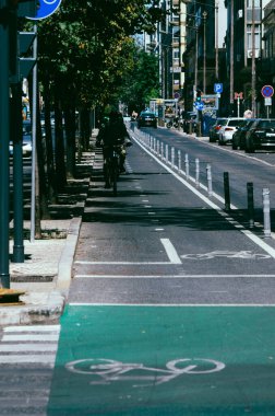 Lizbon, Portekiz 'de bir şehir sokağında bisiklet yolu