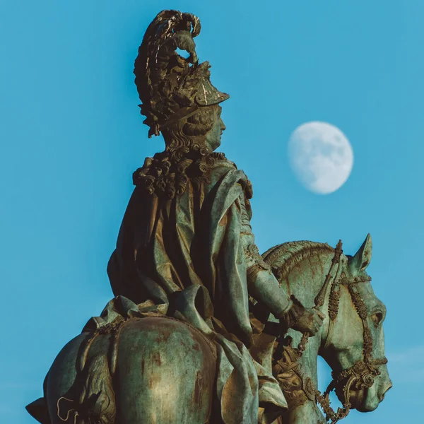 I. János király lovas szobra a Praca do Comercio-ban Lisszabonban, Portugáliában teliholddal — Stock Fotó