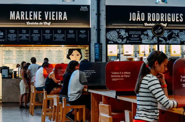 A Mercado da Ribeira élelmiszerpiac Lisszabonban jelentős turisztikai látványosság. Társadalmi távolsági intézkedések a Covid-19 járvány kitörése idején — Stock Fotó