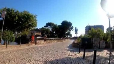 Portekiz, Cascais 'de solda Santa Marta deniz feneriyle köprüden geçerken POV görüntüsü
