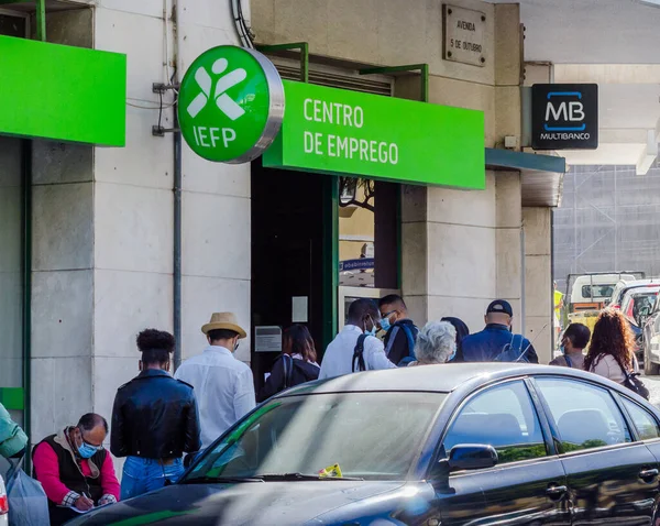 Portugezen met een gezichtsbekleding in de rij voor een werkloosheidskantoor in het centrum van Lissabon — Stockfoto