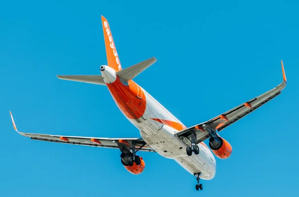 Low cost airliner Easyjet, Airbus A320-214 against blue sky — Stock Photo, Image