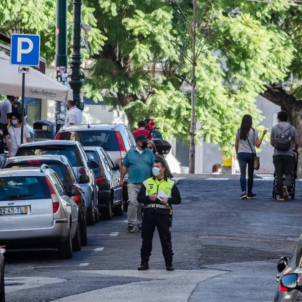 Verkehrspolizist in Lissabon, Portugal mit Gesichtsmaske — Stockfoto