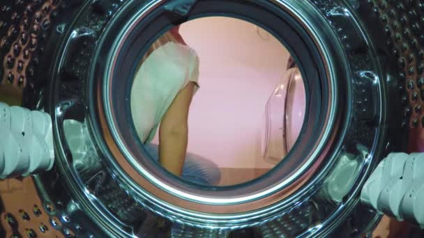 Mulher Colocando Roupa Suja Máquina Lavar Roupa — Vídeo de Stock