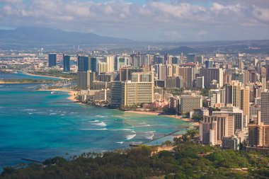 Oahu, Hawaii adasında Waikiki ve Honolulu Diamond Head görünümü