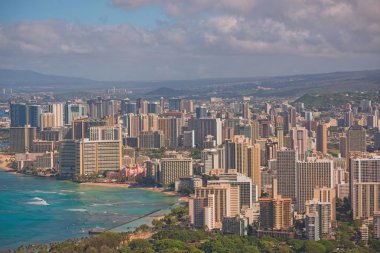 Oahu, Hawaii adasında Waikiki ve Honolulu Diamond Head görünümü