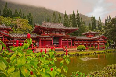 Byodo-In Tapınağı ve Kaneohe, Hawaii'deki dağlara bakış.