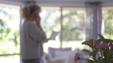 Telefonda tartışan kadın - bulanık görünüm